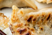 韓国人「日本人が餃子をおかずに白米を食べるのは衝撃と恐怖だった‥（ﾌﾞﾙﾌﾞﾙ」日本餃子のユニークな点がコチラ‥　韓国の反応