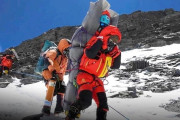 エベレスト山頂付近で意識不明のまま救助された女性、救助費用の支払いを拒否して物議に・・
