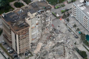 【絶望】米マンション崩壊で捜索活動していた消防隊員、がれきから娘と妻の遺体を発見か・・・