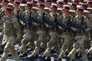 軍服着て日本に行ったら空港で有名人になってしまった…「軍服のシンプルな機能：酒をタダで飲むことができる」「初めて日本に上陸した国軍、かっこいいね」海外の反応