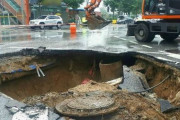 韓国人「爆発が起こったのかと思った！」韓国の道路に直径5ｍ、深さ5mの巨大シンクホールが発生する　韓国の反応