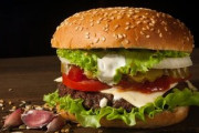 モスクワのマック開店から30年…1990年の第1号店は大人気だった！？「マックはソ連への最大の武器w」「最高品質の肉はハンバーガーじゃないよw」海外の反応