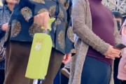 「これ欲しい！」杖が椅子に大変身！ポータブルステッキチェアーが便利すぎると海外で話題に　←これじいちゃん、ばあちゃんにプレゼントしたら嬉しいやつじゃね？