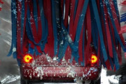 「自動洗車機の監視カメラに…ワイパーが付いてた！」