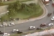 海外「危うく一般人を撃ち殺しそうになる警察」