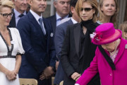 X JapanのYOSHIKIさん、英エリザベス女王の首元に黒くて長いものを直撃させてしまうｗｗｗｗｗ