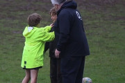 グっときた。ラグビー試合中動揺で涙する少年に、最高の励ましの言葉を伝えた友人