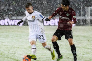 ＧＫをかわした原口が無人のゴールにシュートを打つも雪に阻まれる（海外の反応）