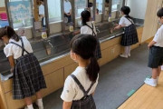 海外「日本人は子供の頃からこんなに規律正しいらしいぞ！」