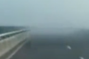 霧の中でスピードを出し事故を起こす車