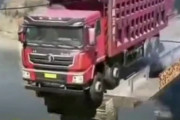 海外「中国か？」崩れた橋、大型トラックが取った行動に海外が衝撃が走る
