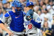 【海外の反応】山本由伸の早期降板を招いたスミスの“スルー”が炎上「ヤマのあの視線よ」「全てを台無しにした」