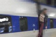 【海外の反応】韓国で列車に乗り遅れた男が乗せてほしいと暴れる　海外の反応「韓国から国外追放にするべき、中国でも同じようなことがあった」