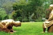 韓国に安倍首相の土下座像が登場して海外びっくり仰天！（海外の反応）