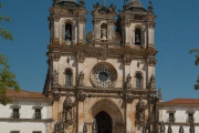 ポルトガルの修道院には、太ってしまうと物理的にダイニングに行けないドアがある