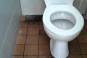 （兵庫）トイレに拳銃の置き忘れの女性警察官が風俗店で働き停職処分（海外の反応）