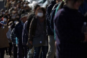 外国人「これが日本の被災地、どんな状況でも規律正しく列に並んでいる」
