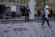 マネキンが突然動き出すドッキリ！日本の通行人に仕掛けた結果・・・　海外の反応