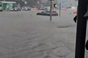 海外「ニューヨークで洪水。通りや地下鉄、バスの中まで浸水。9月の降雨量は史上二番目」