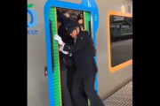 【悲報？】なぜかこの動画が「日本のソーシャルディスタンス」として広まってしまう→海外「コロナどころじゃねえ！」