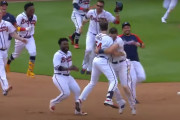 MLB、延長10回に代打ピッチャーがまさかのさよなら打！チームメイトと大喜び【海外の反応】