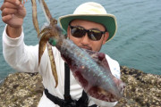 大阪出身アウトドアシェフが釣り上げたイカで作るお好み焼き！海外「初めて見たけどおいしそう！」