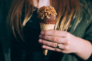 日本の安いチョコレートの味を試食♪全部100均だｗｗ「ハンガリーには売られてなかった…」「ラッキーにも全部試した！」海外の反応
