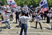 韓国人「不正選挙、再選挙だ！」週末も続く松坡（ソンパ）区のデモ隊、星条旗や『ユン・アゲイン』の宣伝物も