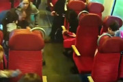 踏み切りで立ち往生したトラックに激突、運転士が激走して乗客に知らせる緊迫映像…ケガ人はゼロ