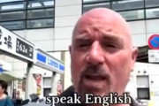海外「日本のコンビニで店員が英語を使わないことに怒っている白人男性」