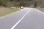 まさに危機一髪。これだから見通しの悪い一車線道路をバイクで走るのは危険。海外の反応