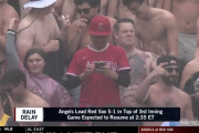 【海外の反応】大谷のモノマネ芸人さん、半裸のボストンファンの中で1人浮いてしまう「彼を知っている！」