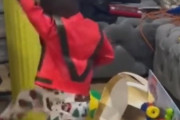 「この坊やよりマイケル・ジャクソンのジャケットを贈られるべき子供がいるだろうか？」→プレゼントを開封した直後に踊り出す