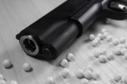 BB弾を股間に発射した男性、医師の指示に従わず最悪の結末に・・