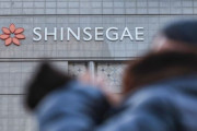 韓国株高でも消費回復は一部だけ、ネットでは「本物の投資家はブランド品より再投資」と冷静な声