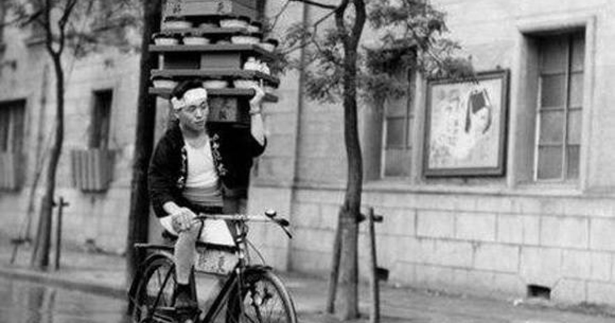 まさに職人技！どんだけ積むの…昭和のそば屋の出前が常軌を逸っしたテクニックすぎる！　海外の反応 | 海外の反応アンテナ