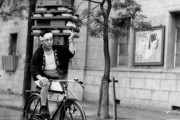 まさに職人技！どんだけ積むの…昭和のそば屋の出前が常軌を逸っしたテクニックすぎる！　海外の反応