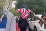 海外「アメリカでアメリカ国旗を掲げて、国旗を奪われる女性wwww」