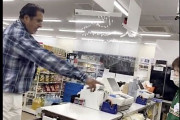 【海外】「間抜けな奴だ」コンビニの年齢確認にブチ切れる外国人に避難の嵐