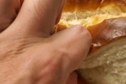 海外「湯種製法です( ･ᴗ･ )」 日本のパンが潰しても元に戻ると話題に