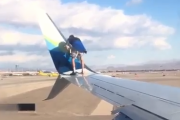 どうやってそこまで行けたんだ。飛行機の離陸を妨害する迷惑男がひどすぎる。海外の反応