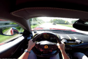 フェラーリ・812スーパーファストがアウトバーンを320km/hで爆走！
