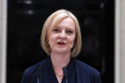 海外「英トラス首相が辞任。在任45日間、英国史上最短。財政難中の税率引き下げで失敗し経済混乱」