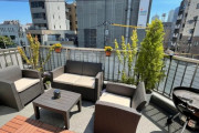 外国人「東京に住んでるがバルコニーが読書に最適すぎる！」