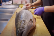 【海外の反応】「日本で食べる刺身は最高です！」日本のサーモン！