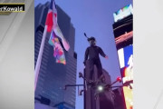 ホバーボードに乗ってタイムズスクエアを空中散歩する男性が話題に！（アメリカ）