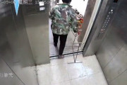 とめておこうとした？エレベーターのドアに物を挟んだ結果、しばらく乗れなくなる事態に