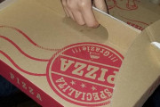 外国人「日本のピザの箱は片手で持てる仕様らしいぞ！！」