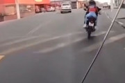 海外「無駄にスキルの高いブラジルのバイクチェイス」