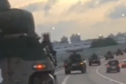 これから何が始まるのか・・・。香港の高速道路を走る装甲兵員輸送車。海外の反応